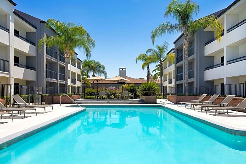 Courtyard by Marriott Fresno