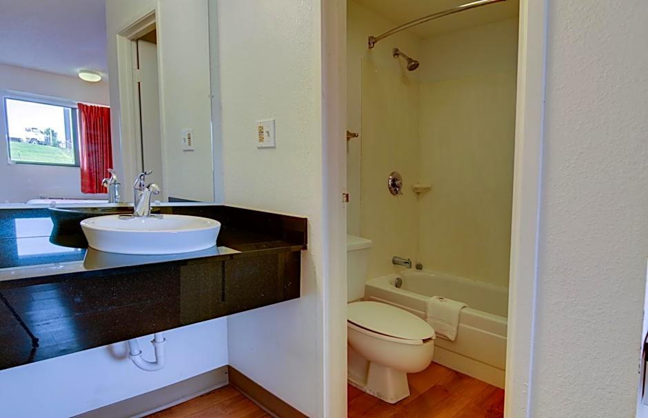 Days Inn by Wyndham Kansas City Northeast