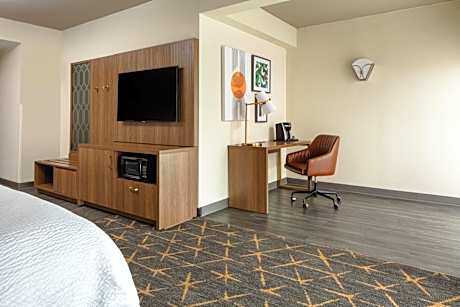 1 King Suite Study Area