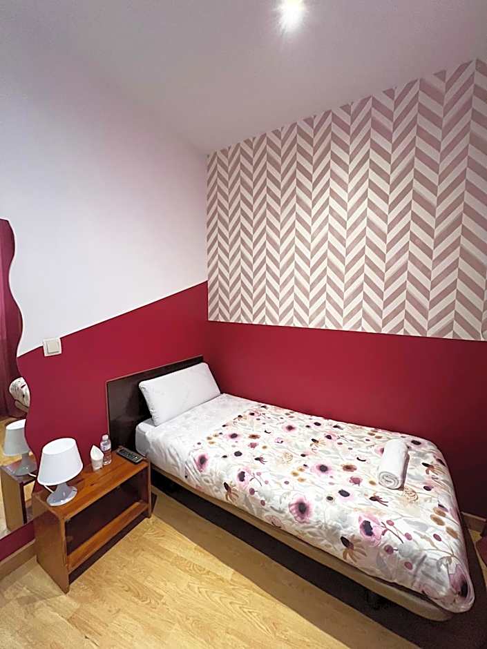 Single Room with Shared Bathroom — 12 fotoğraftan 1. fotoğraf