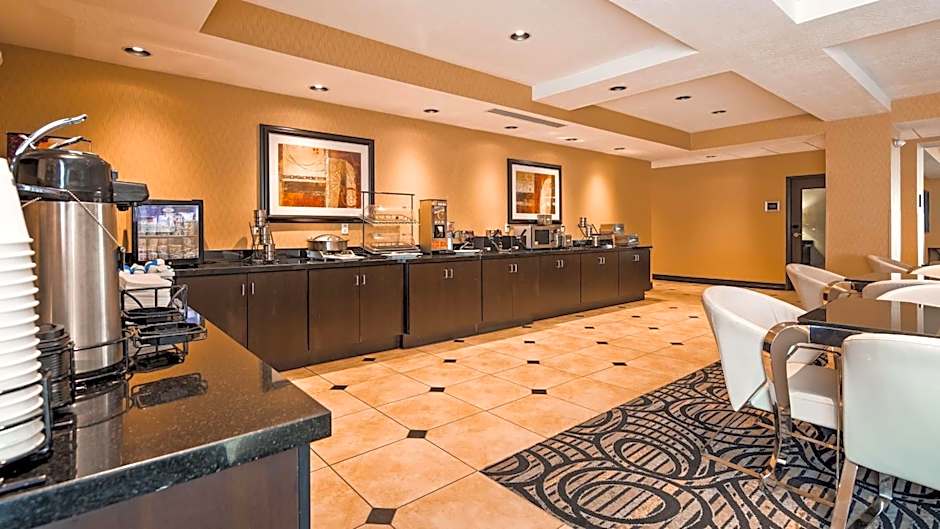 Best Western Plus Airport Inn & Suites