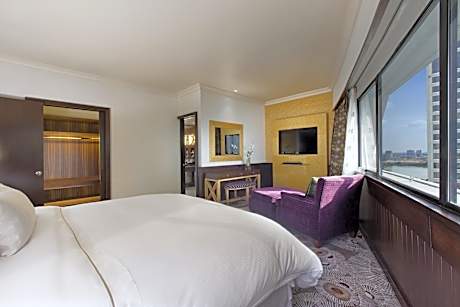 Presidential King Suite with Club Lounge Access and City View