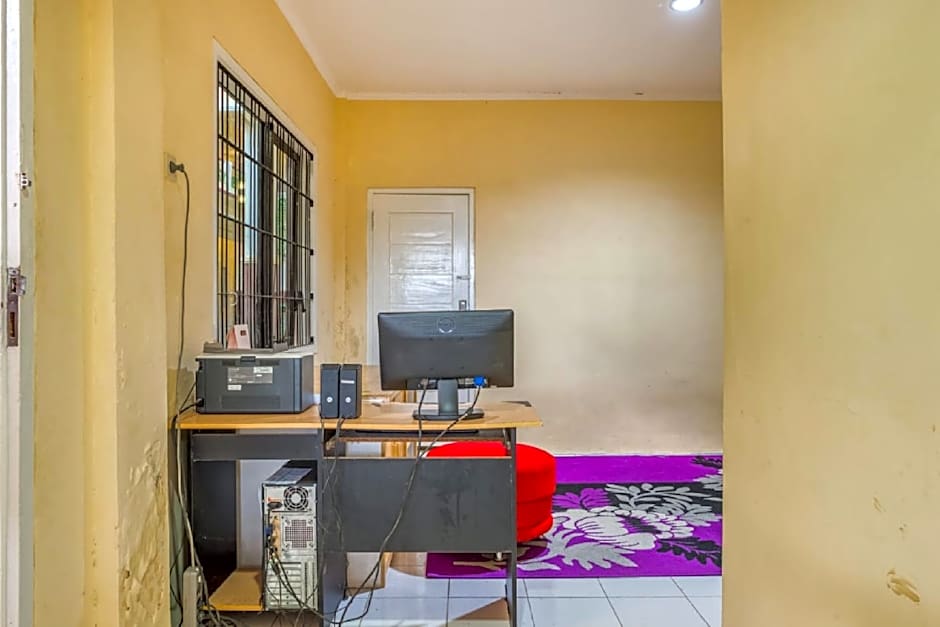 RedDoorz Syariah near Kebon Rojo Park Blitar