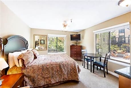 Deluxe Kitchenette Suite