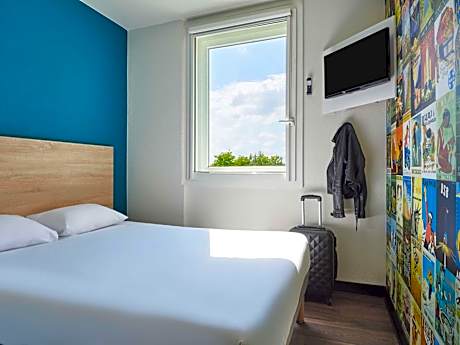 Side-Car Twin Room with Shared Bathroom