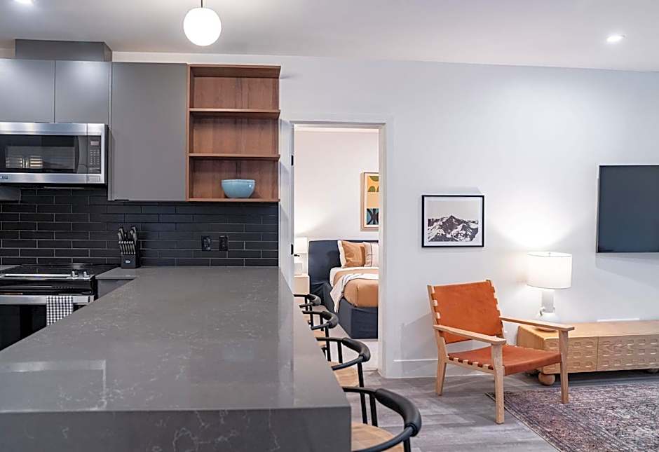 Snow & Swing Getaway - Three Bedrooms with Hot Tub (Stay Revy)