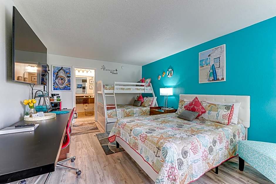 Sarasota Cay Club #612 - Heated Pool, Bunk Beds, Huge TV, Tiki Bar, More!