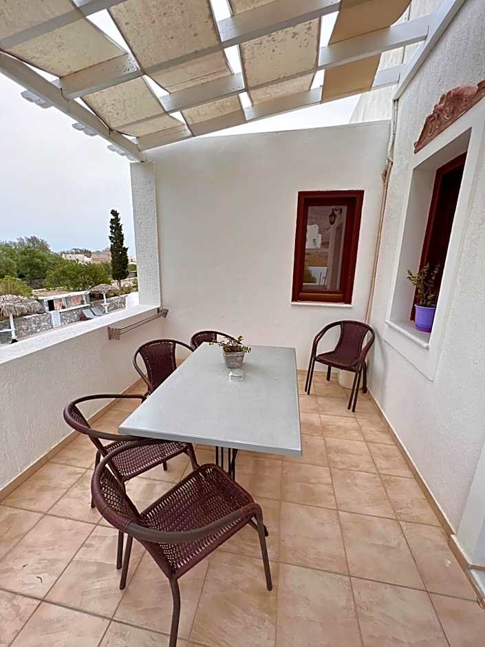 Birds Villa Apartments with Heated Pool - Including Car and Breakfast