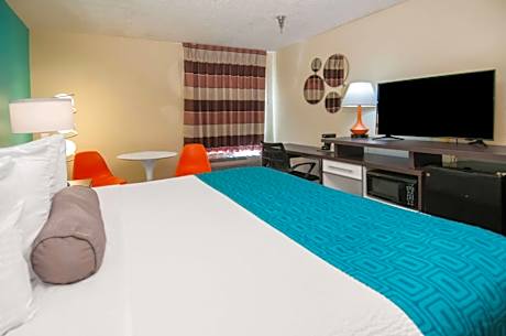 1 King Bed Mobility Accessible Room Non-Smoking