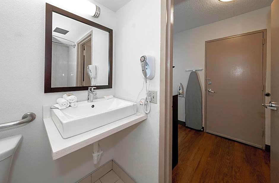 Red Roof PLUS+ Newark Liberty Airport - Carteret