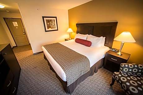 Queen Room with Roll-in Shower - Mobility Accessible