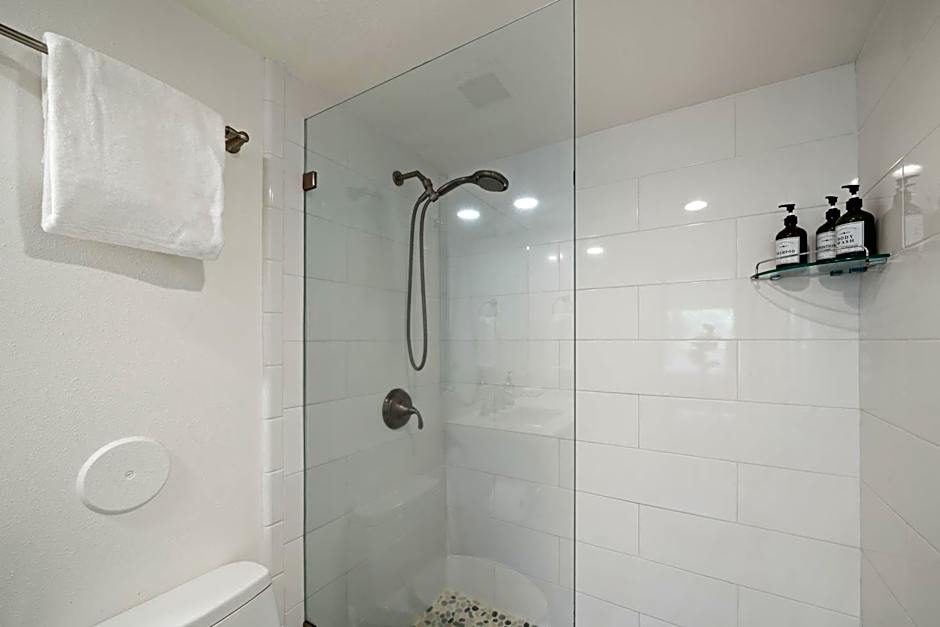 Renovated Condo - 3 Min Walk to Toes in the Sand!