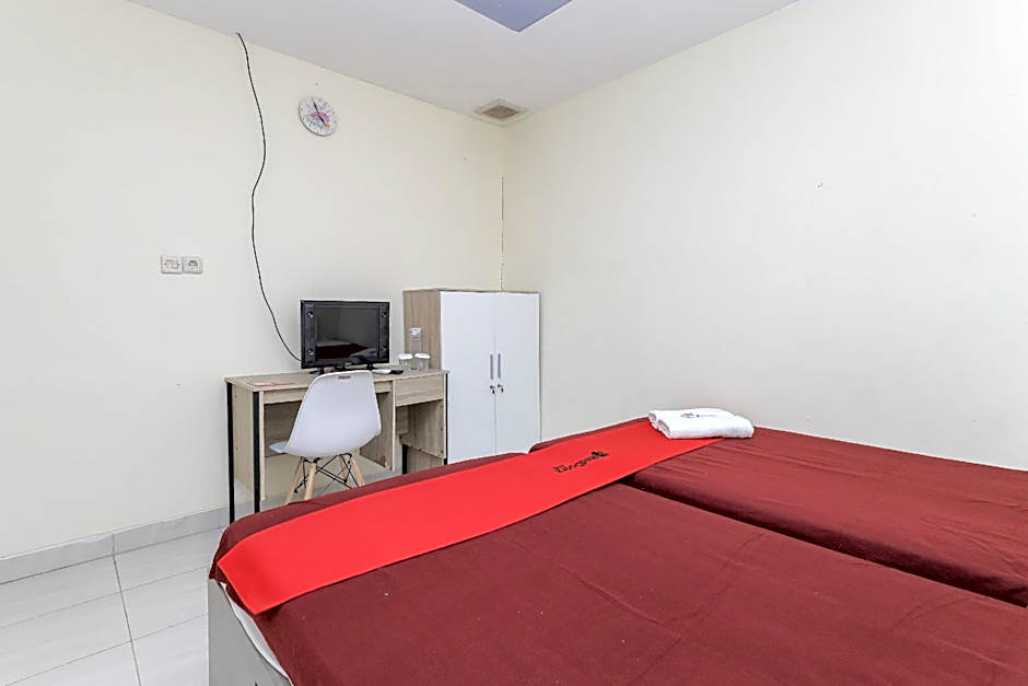 RedDoorz near RS Sari Asih Ciledug