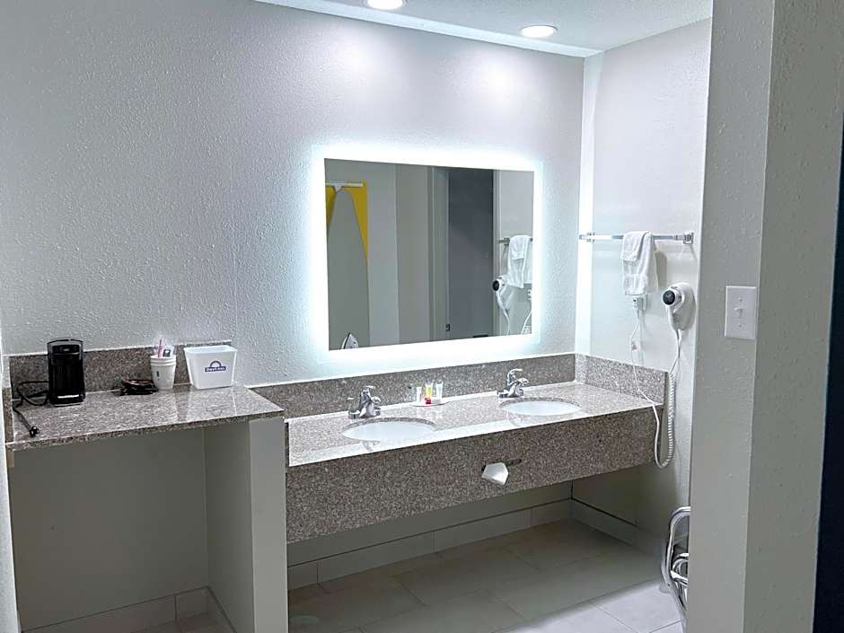 Days Inn & Suites by Wyndham Santa Rosa