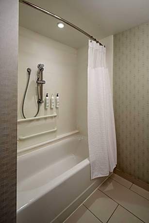 King Suite with Trundle Bed and Adapted Tub - Mobility Accessible