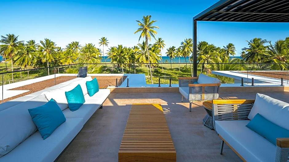 Oceanfront Mansion with 8 Suites in Praia do Forte