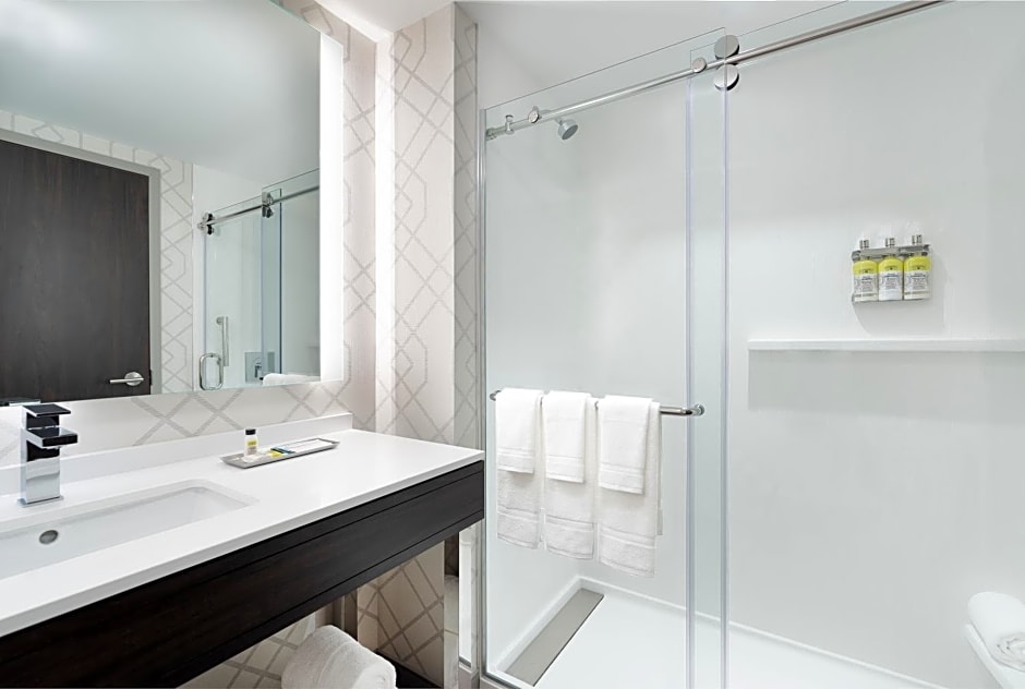 Holiday Inn Boston Logan Airport - Chelsea, an IHG Hotel