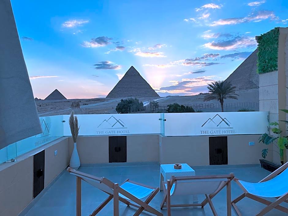 The Gate Hotel Front Pyramids & Sphinx View