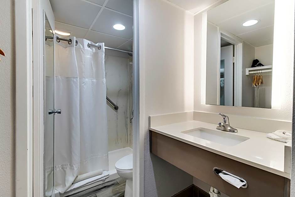 Crystal Coast Oceanfront Hotel