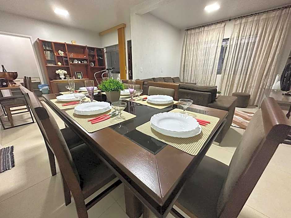 Casa grande - 3 Suítes e Piscina - Próx. ao Centro