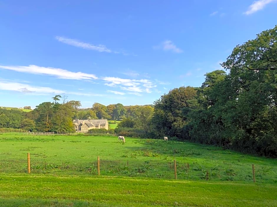 Luxury Shepherds Hut with Superb Views & Fire Pit & walking distance to a superb Gastro Pub
