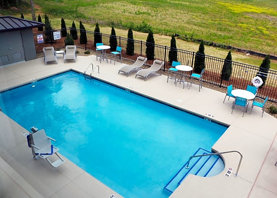Holiday Inn Express & Suites Hendersonville SE - Flat Rock By IHG