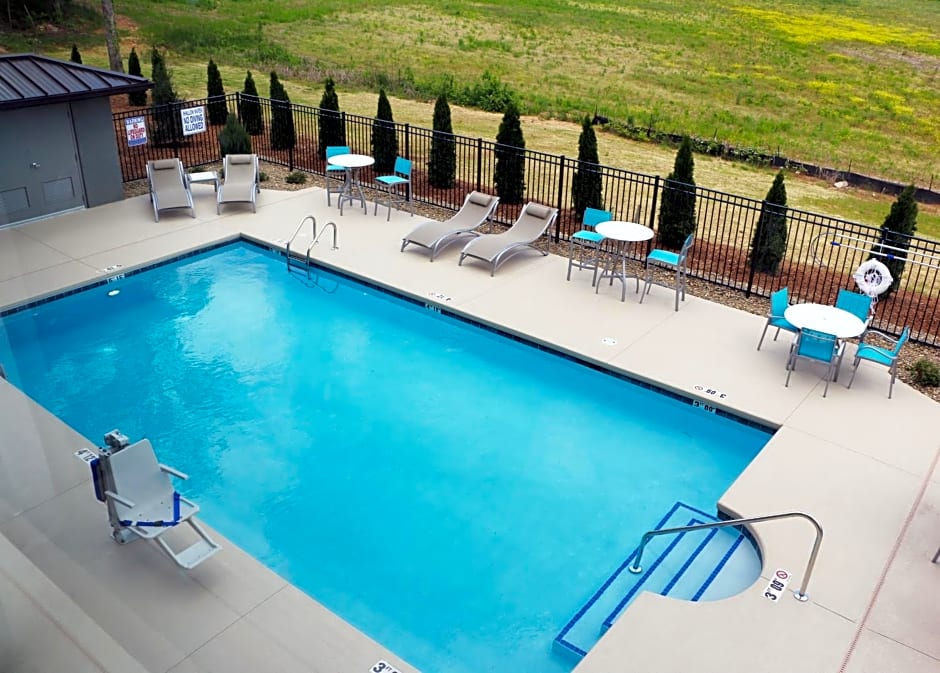 Holiday Inn Express & Suites Hendersonville SE - Flat Rock