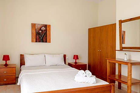 GEORGE AND MARIOS STUDIOS Inn