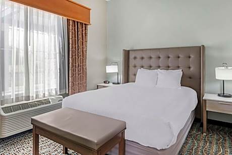 Quadruple Room with One King and One Queen Room