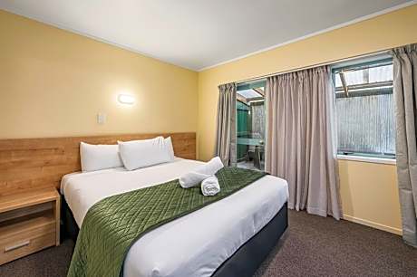 Two-Bedroom Apartment with Hot Tub (Downstairs)