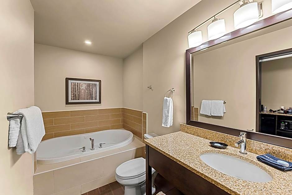 Best Western Plus Lacombe Inn & Suites