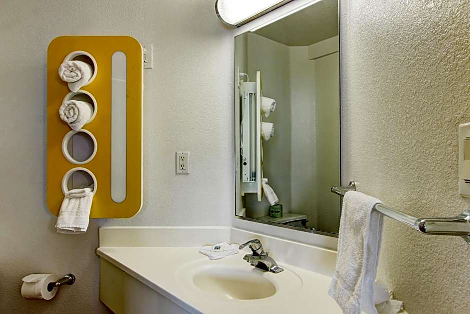 Super 8 by Wyndham Aurora East