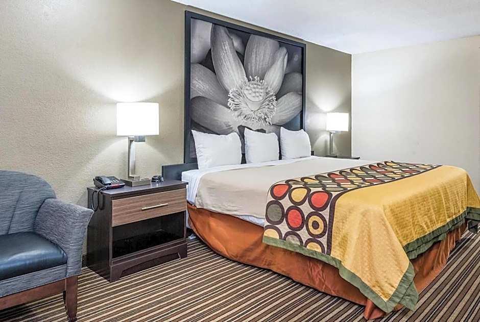 Super 8 by Wyndham Monroe