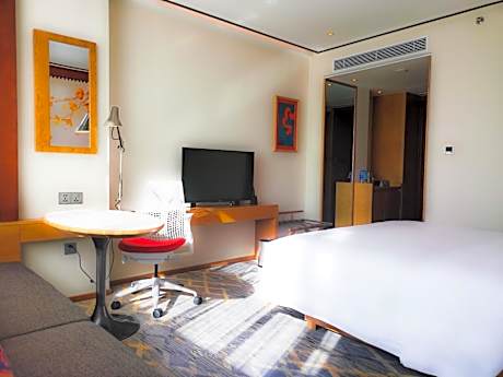 King Guest Room with Mountain View