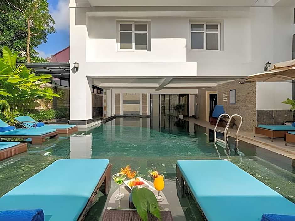 Royal Riverside Hoi An Hotel