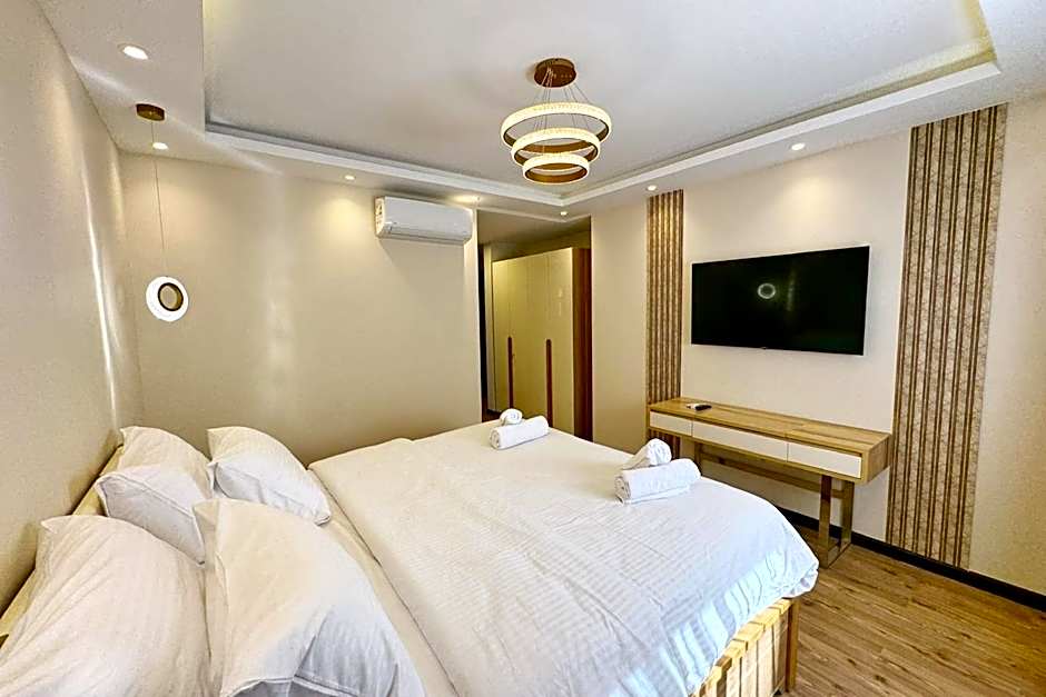 Calm & Classy 2BR - 5 min to Airport