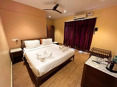 Deluxe Double Room (2 Adults + 1 Child)