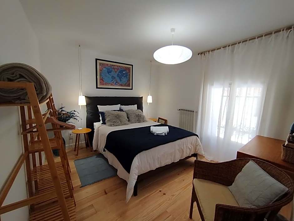 Chambres d'Hôtes et Gîtes- L'Abri sous Roche