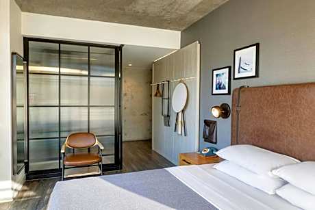 Corner King Room with City View