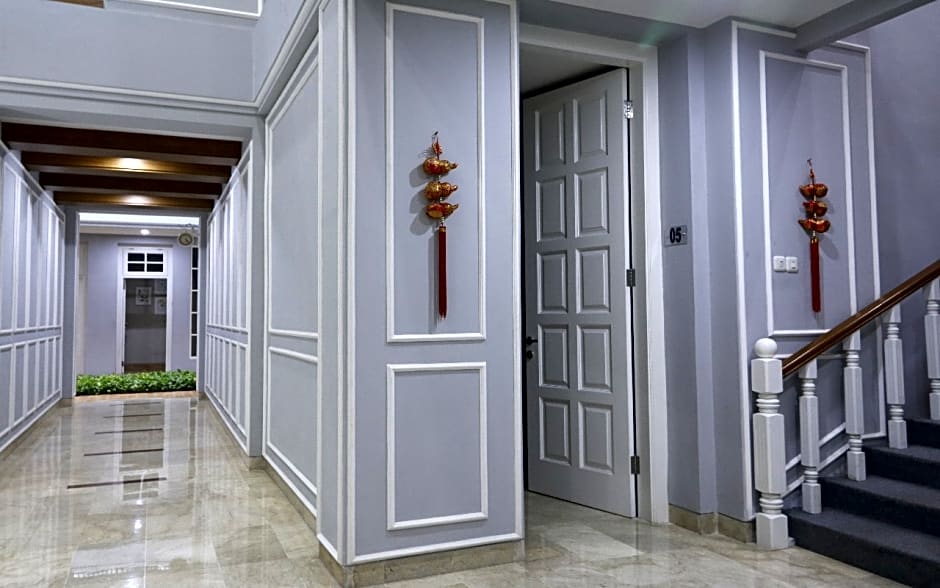 RedDoorz Premium near RS Pondok Indah La Maison