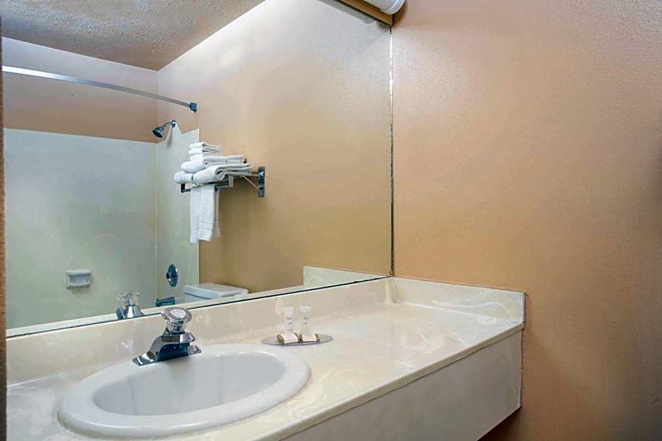 Howard Johnson by Wyndham Brigham City