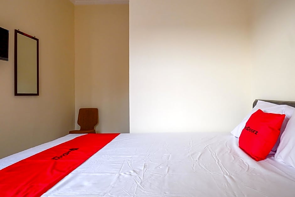 RedDoorz near GOR Satria 3