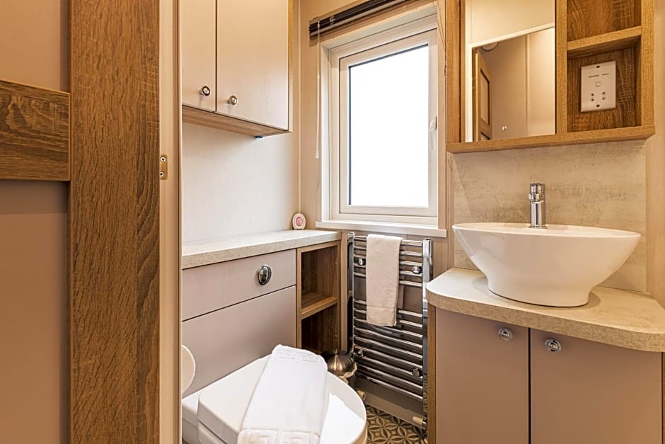 Lakeside Retreat Lodge With Hot Tub