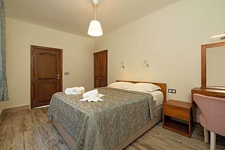 Family Room with Garden View