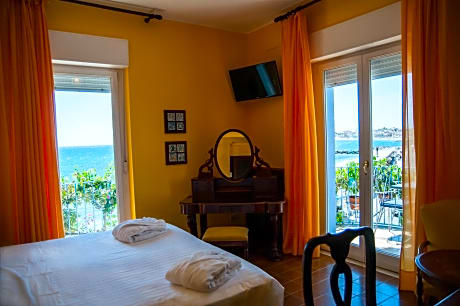 Deluxe Suite with Sea View