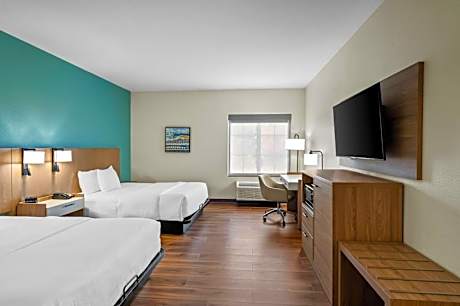 Queen Room with Two Queen Beds and Bath Tub - Mobility Accessible/Non-Smoking