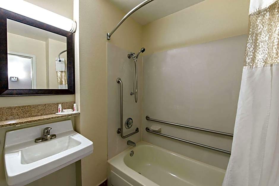 Baymont by Wyndham Louisville East