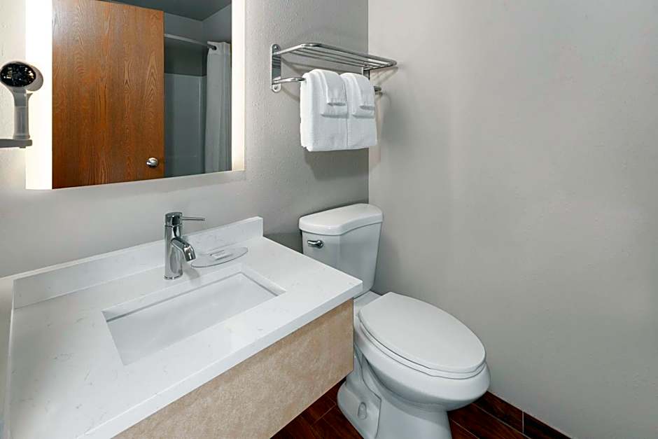 Super 8 by Wyndham Green Bay Near Stadium