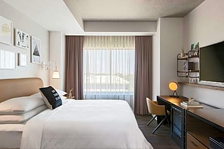 Executive Suite, 1 King, High Floor