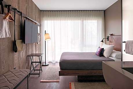 Queen Room with City View